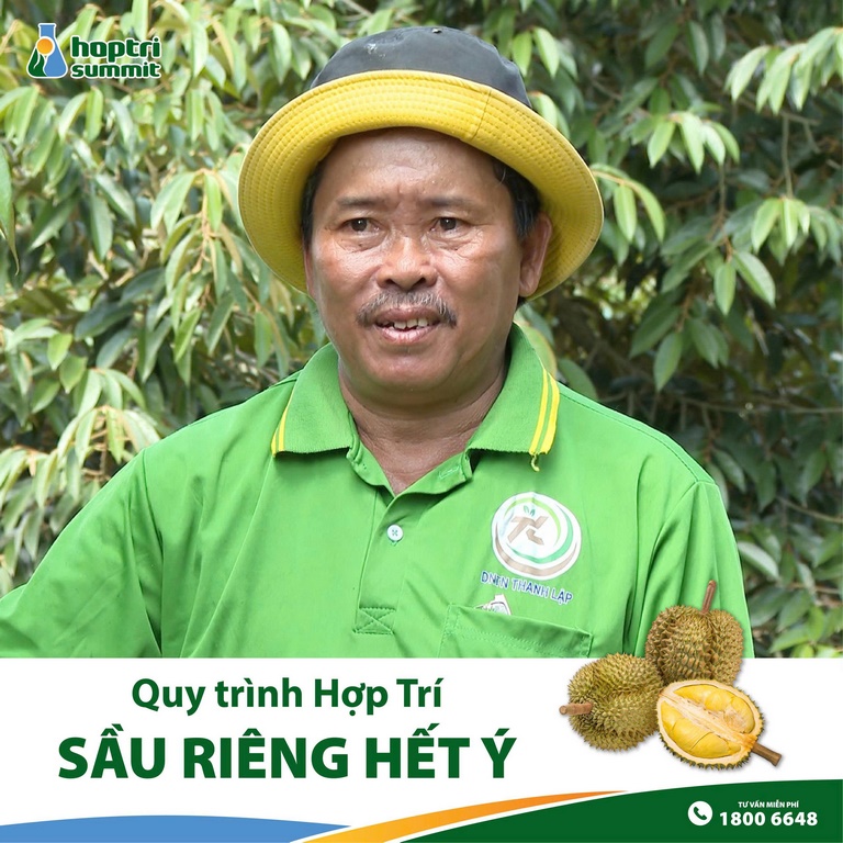 Chú Chính bên vườn sầu riêng xanh tốt của mình
